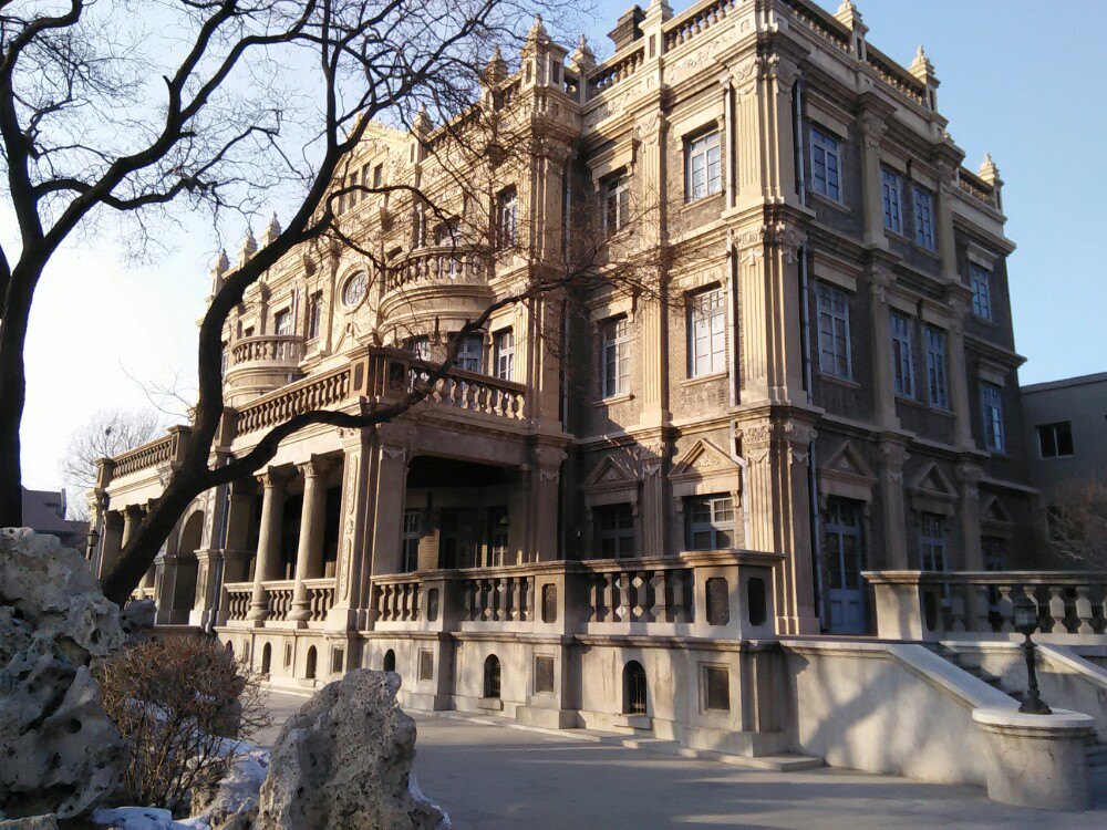 张氏帅府博物馆是在全国重点文物保护单位——大帅府遗址上建立起来