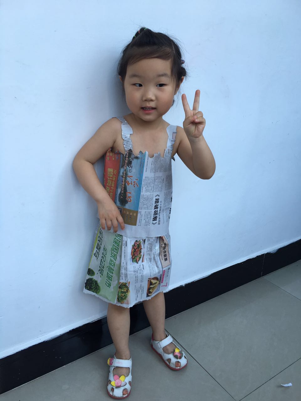 李悟 3岁半 漂亮神气的吊带花边裙