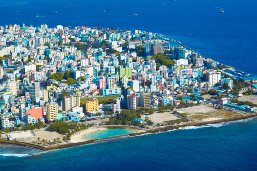 马尔代夫的人口约有40万.它在1965年脱离了英国获得了独立.