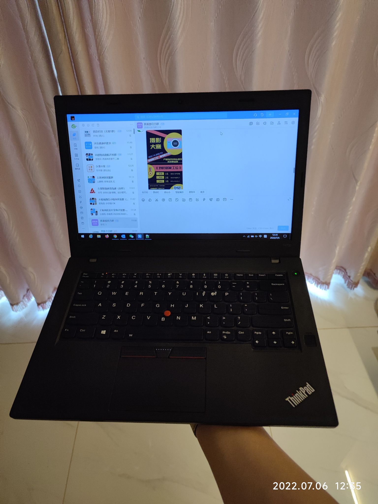 笑死，居家根本没有工位可言，直接手托