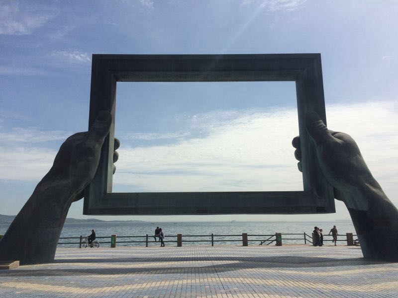 威海的地标性建筑大相框见证了威海的美丽