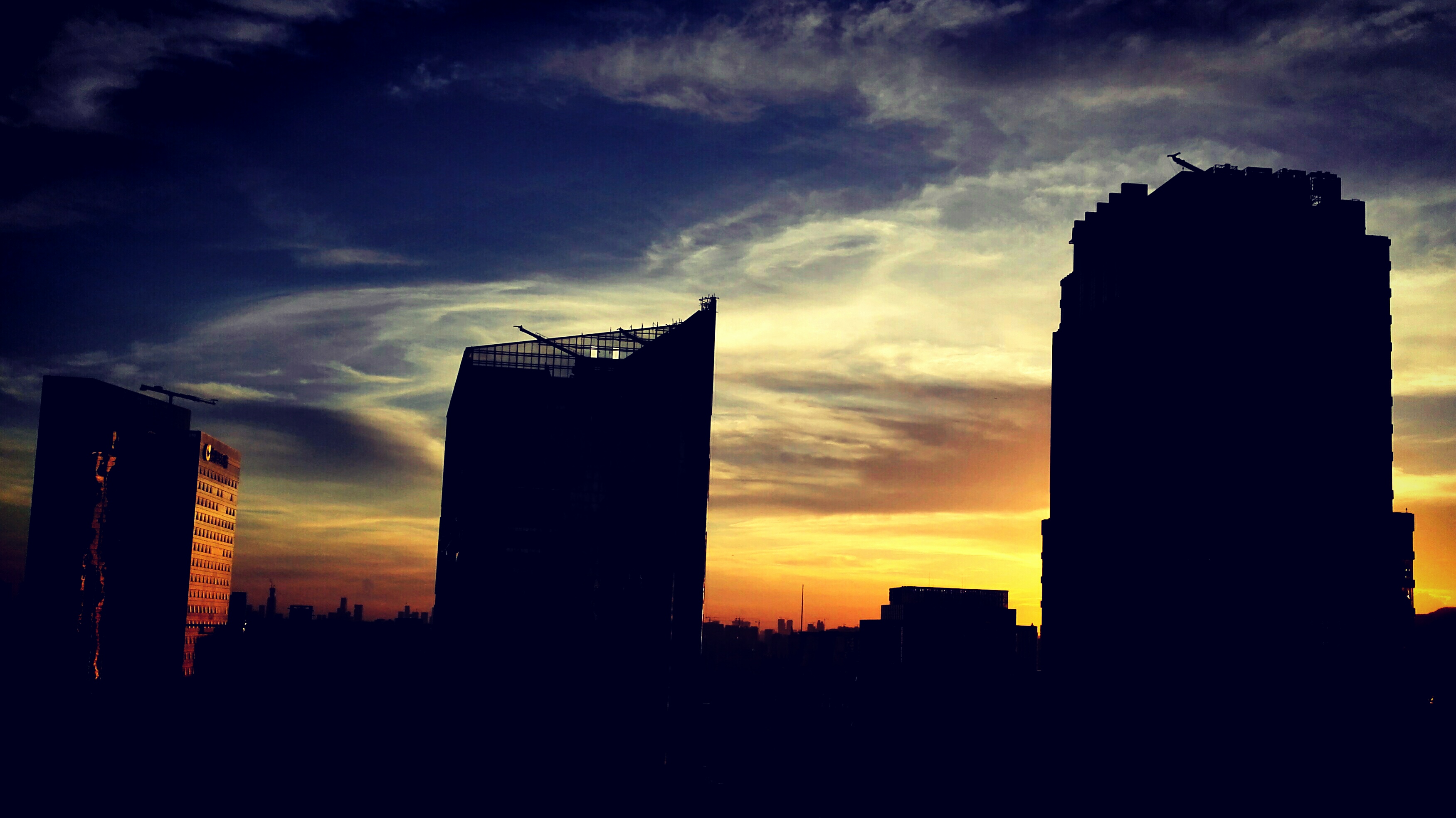 高雪忠夕阳下的城市剪影