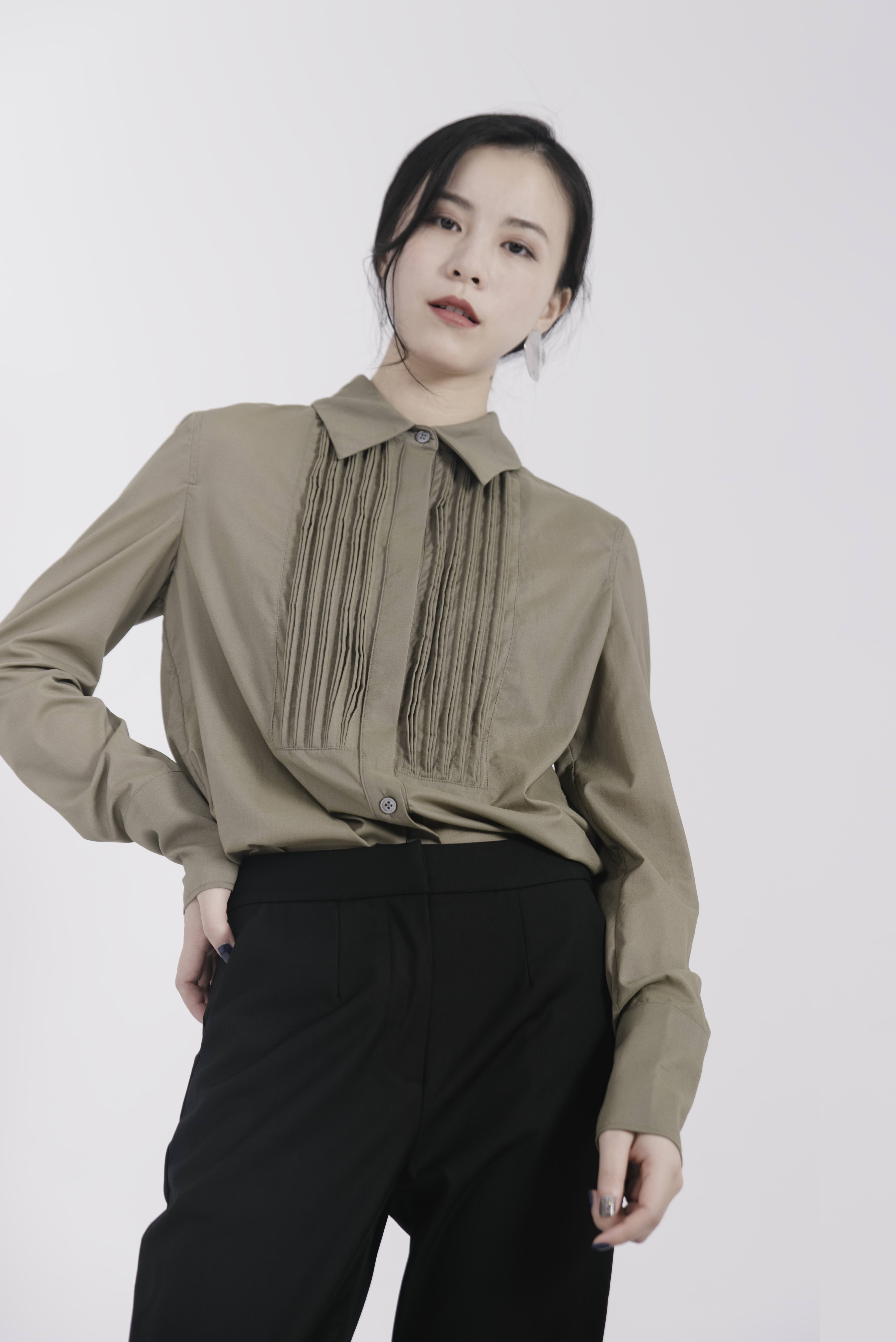 橄榄绿衬衣