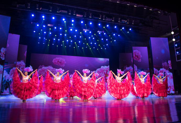 开场舞《绽放》 演出部门:十室,技术保障中心,空间室,六室,七室