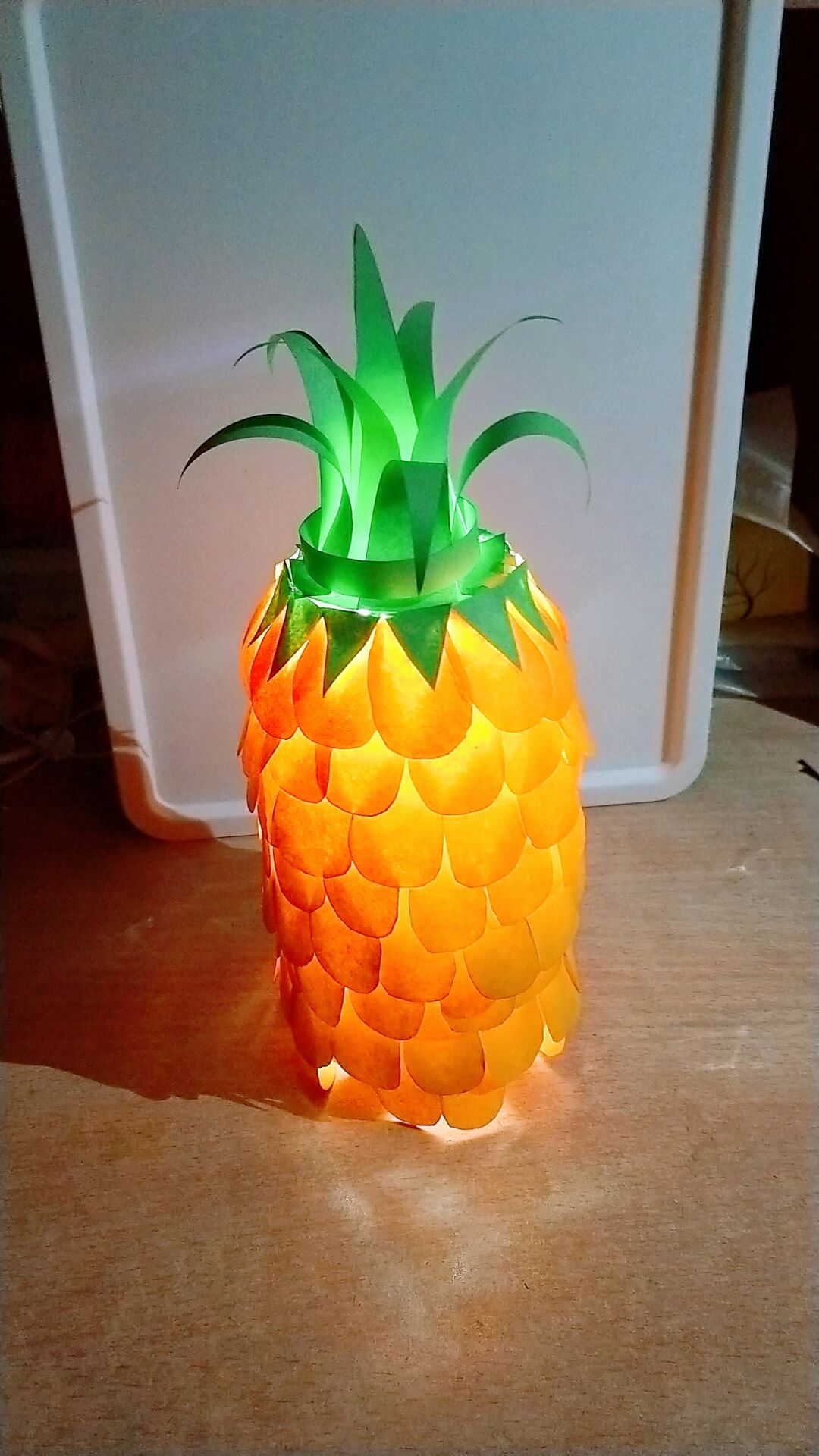 菠萝小夜灯是以废旧矿泉水瓶为主要材料制成的,此设计以菠萝为原型