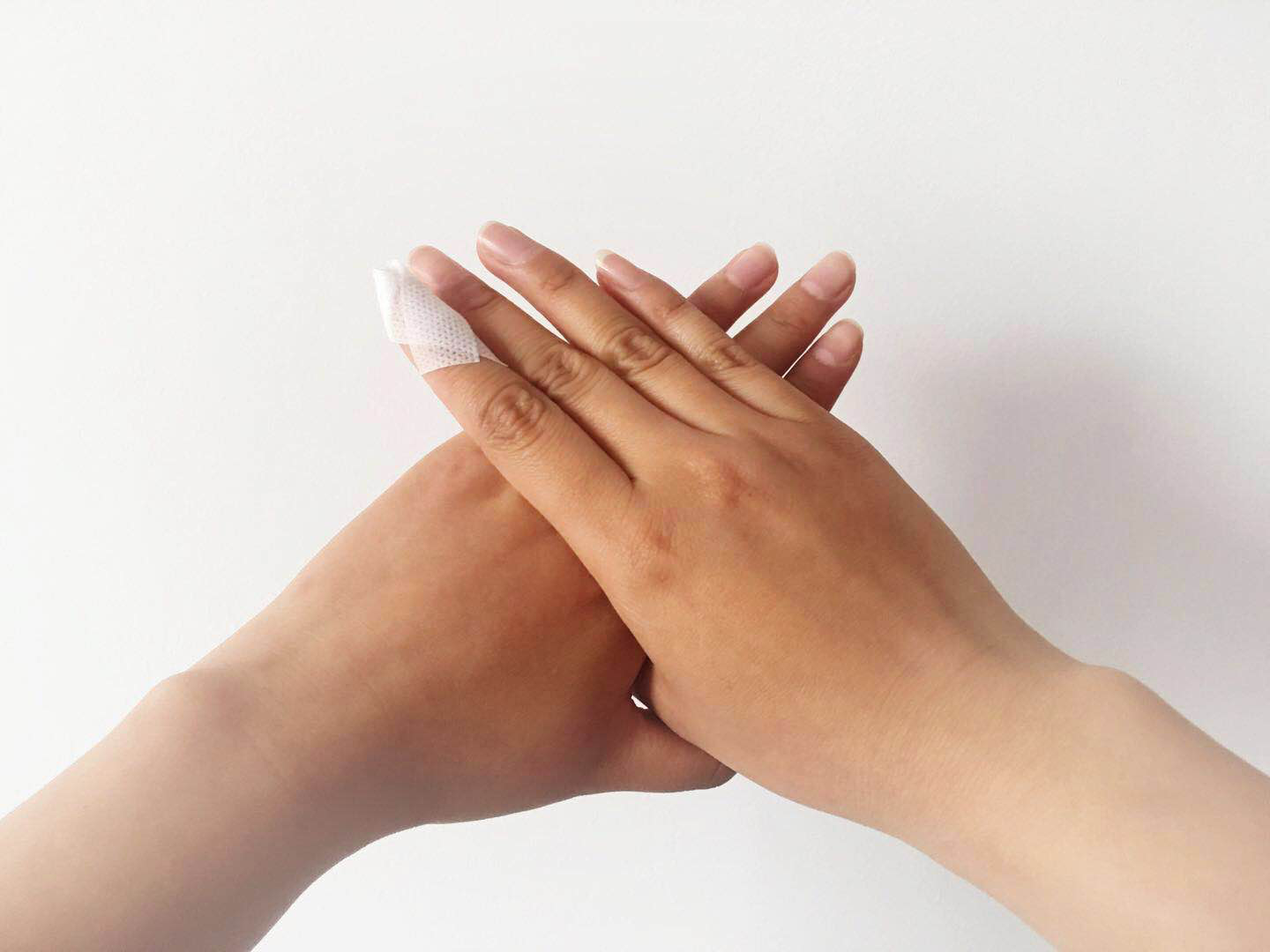 主题:《特殊的名片—护士的手》 科室:急诊外科 作者:谷雪瑞 李凌君