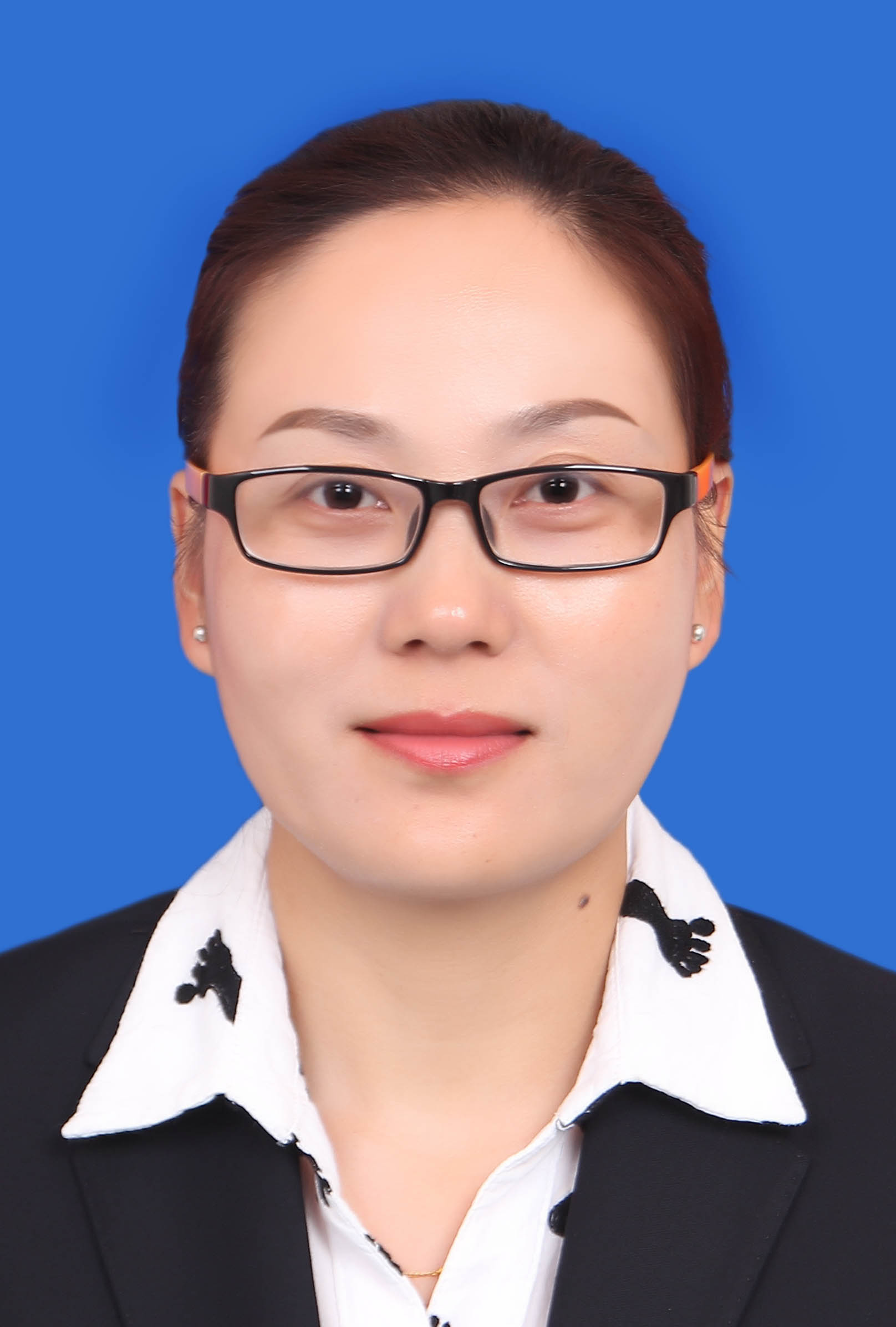 7号 卢丁丁,女,中共党员,本科,中小学一级教师,县第十三届党代表,县第