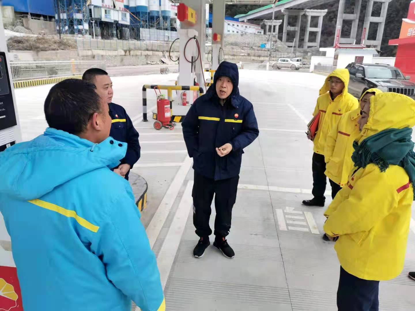 安全质量工程部分管领导带队到白马加油站安全检查时，给员工带去家禽肉类，蔬菜蛋奶。